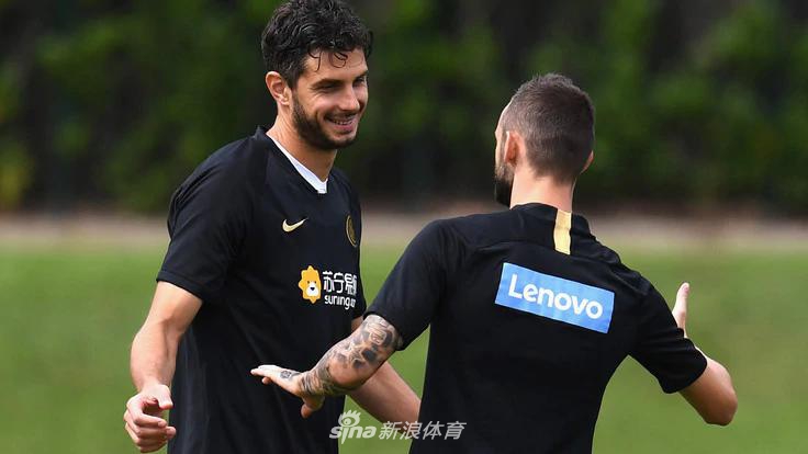 国米训练卢卡库乐开花！二弟…