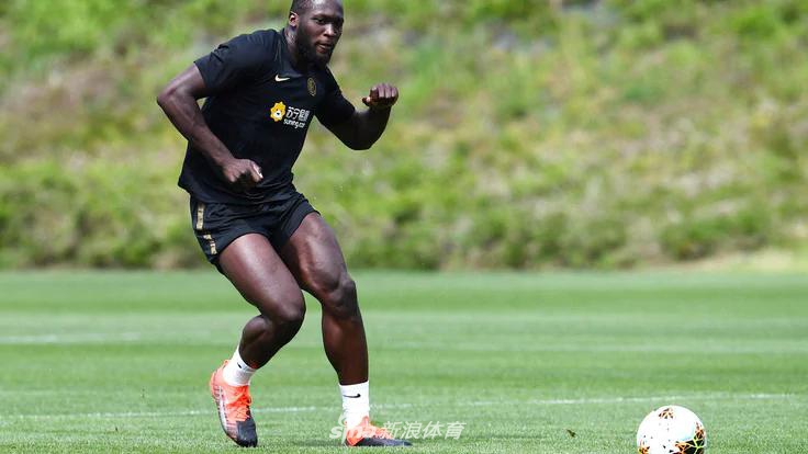 国米训练卢卡库乐开花！二弟…