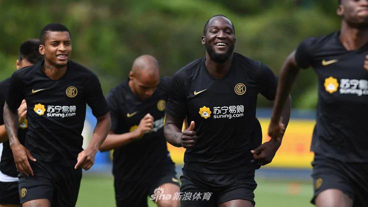 国米训练卢卡库乐开花！二弟…