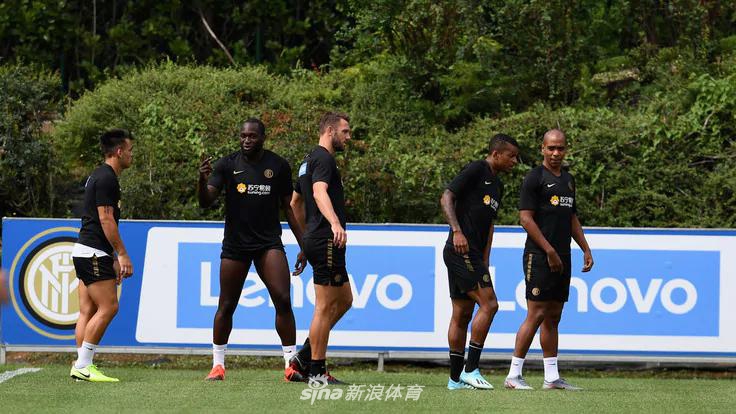 国米训练卢卡库乐开花！二弟…