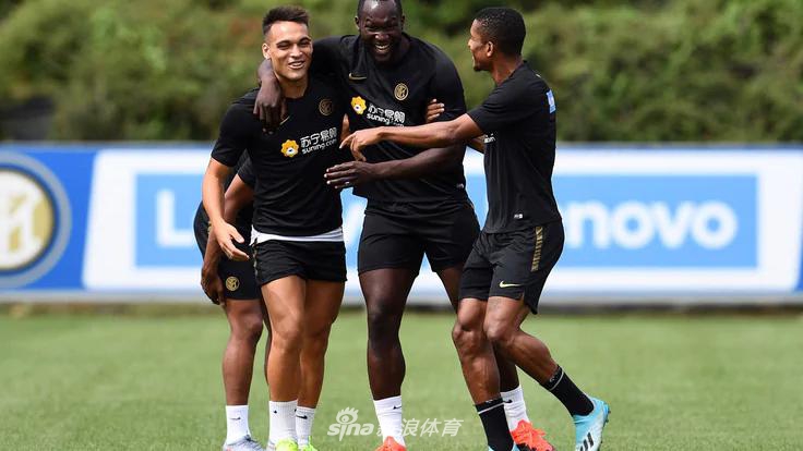 国米训练卢卡库乐开花！二弟…