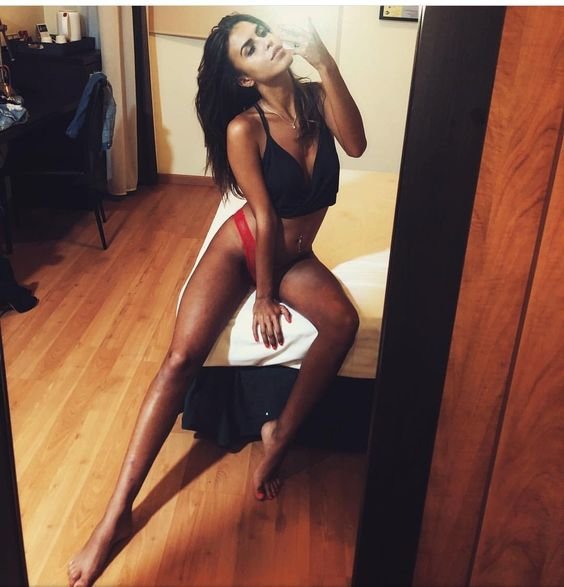 美女主播穿泳装与男友甜蜜缠绵