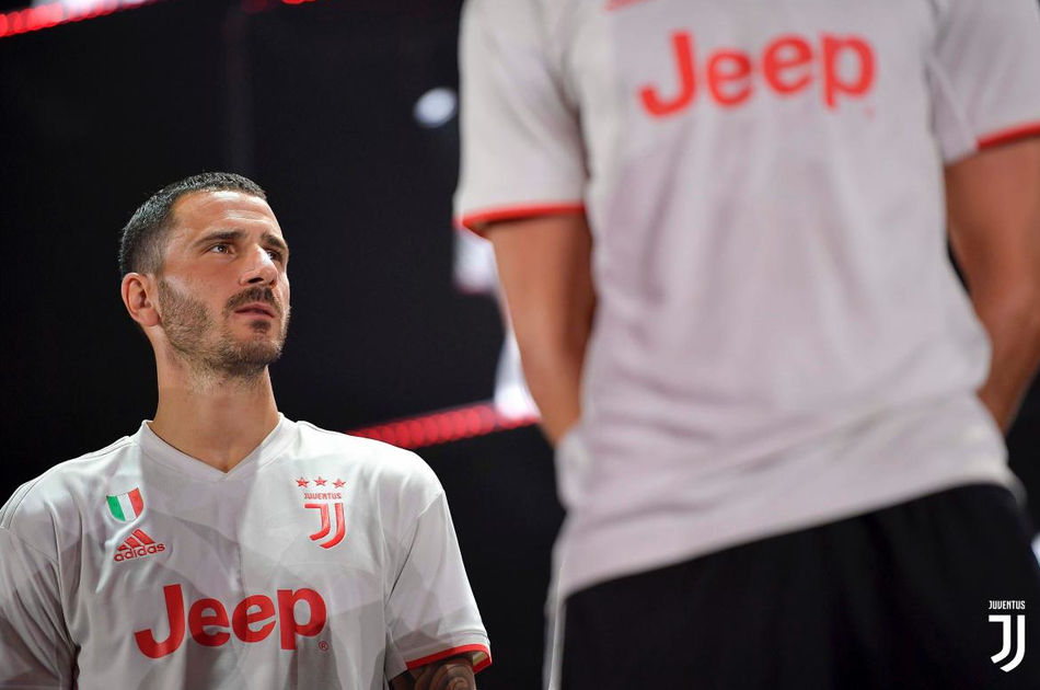 尤文新球衣发布！这汉字款太炫