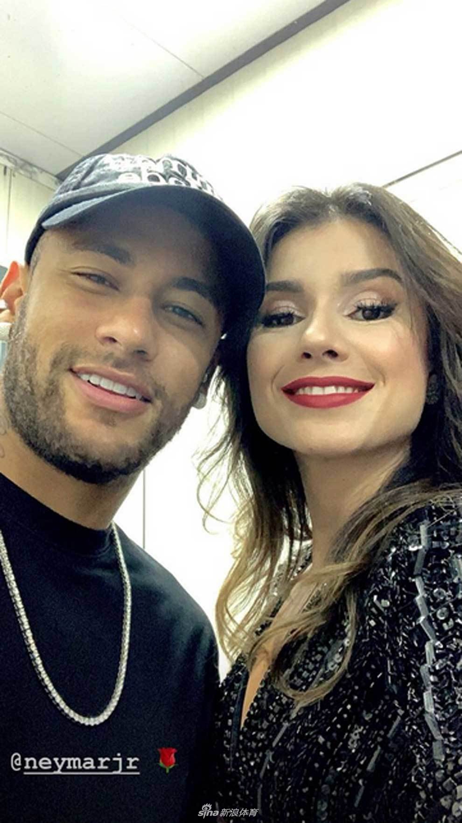 火辣美女歌星 内马尔是她铁粉