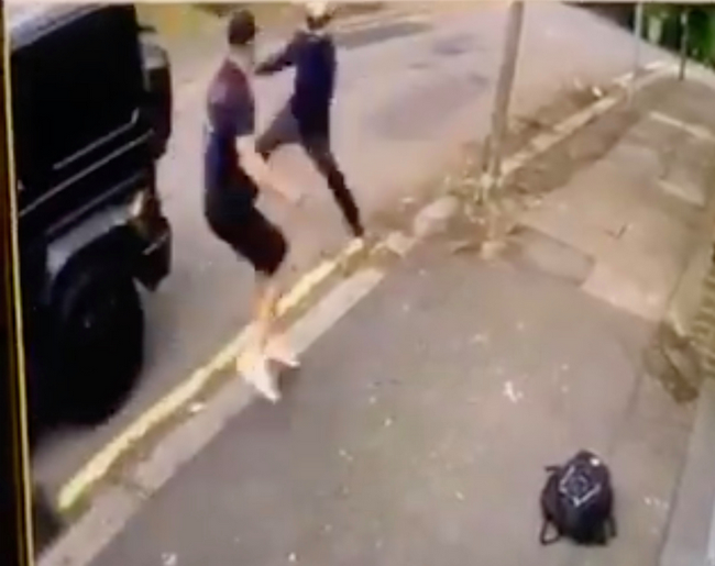 惊险！厄齐尔遭持刀歹徒追砍