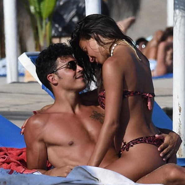 美女主播穿泳装与男友甜蜜缠绵