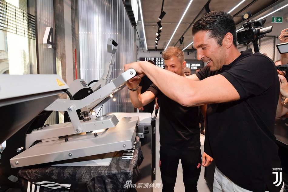 全城沸腾！41岁小将布冯回来啦