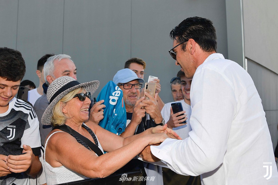 全城沸腾！41岁小将布冯回来啦