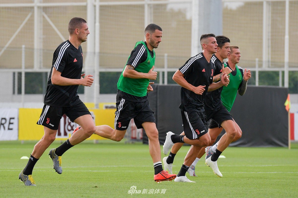 萨里尤文首训！小将布冯抢镜