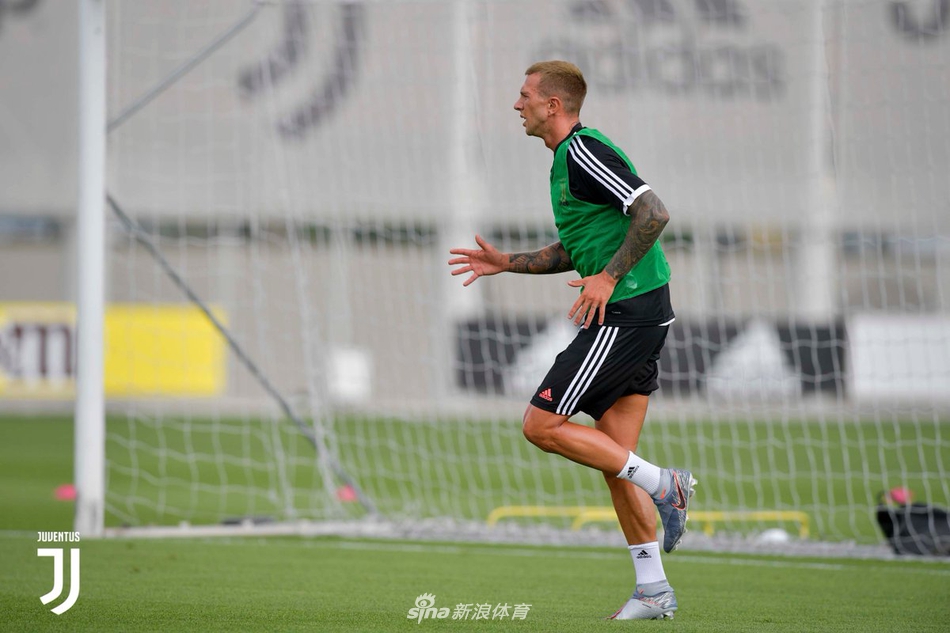 萨里尤文首训！小将布冯抢镜