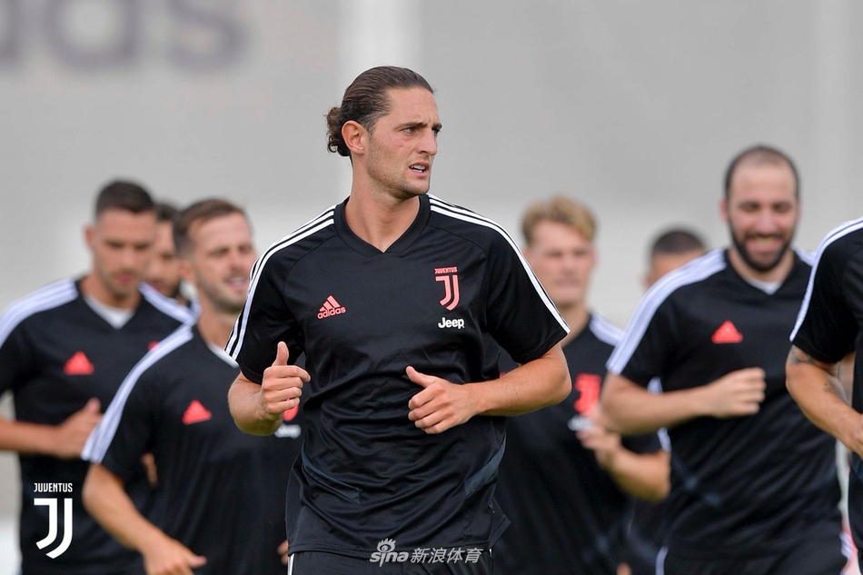 萨里尤文首训！小将布冯抢镜