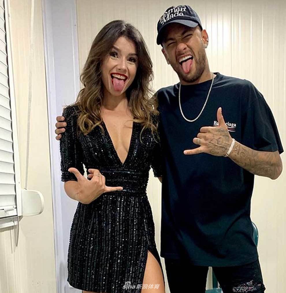 火辣美女歌星 内马尔是她铁粉