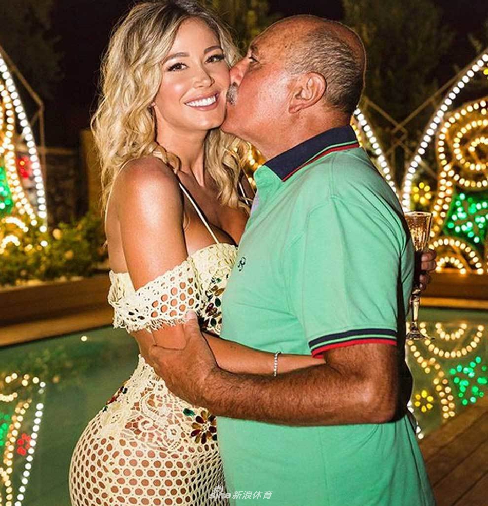 火辣身姿！美女主播泳池生日趴