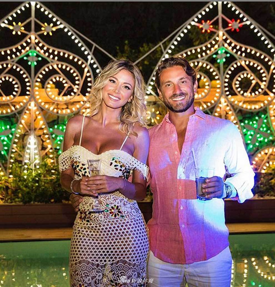 火辣身姿！美女主播泳池生日趴