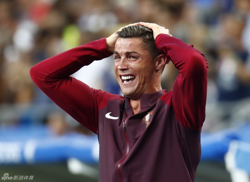 C罗圆梦3年啦！幸福高举欧洲杯