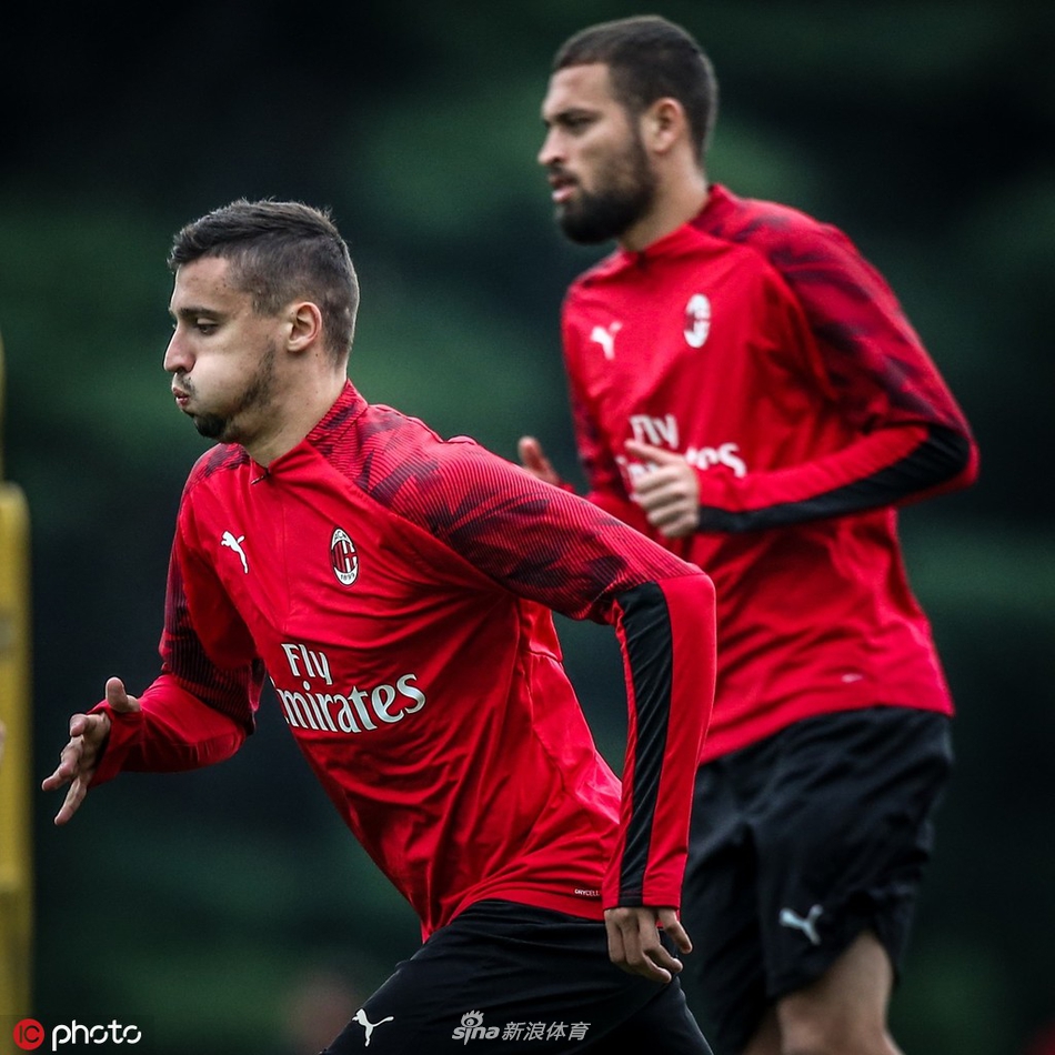 AC米兰训练备战 众将神情严峻