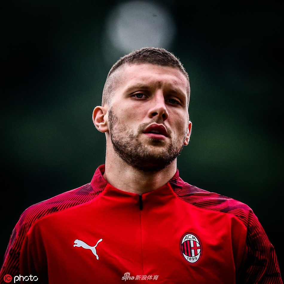 AC米兰训练备战 众将神情严峻