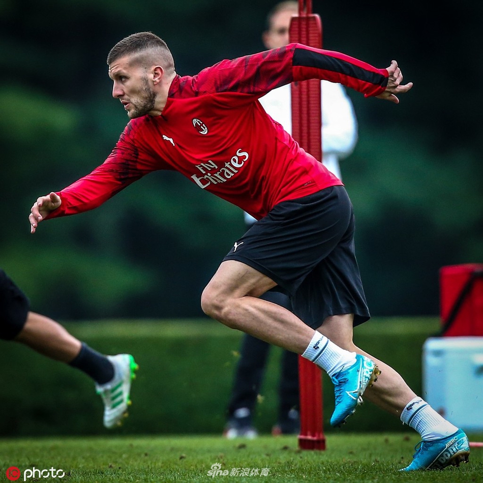 AC米兰训练备战 众将神情严峻