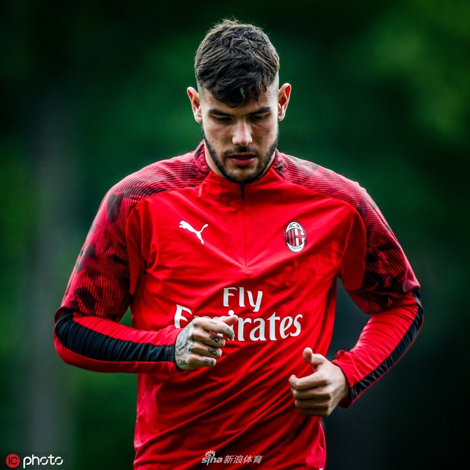 AC米兰训练备战 众将神情严峻