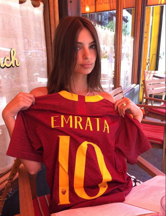 名模钟情足球 眼神撩人身材火