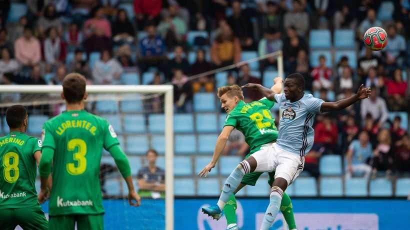 西甲闹大乌龙！这球谁看得清啊