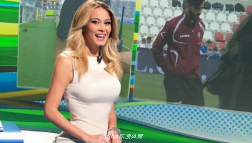 火辣身姿！美女主播泳池生日趴