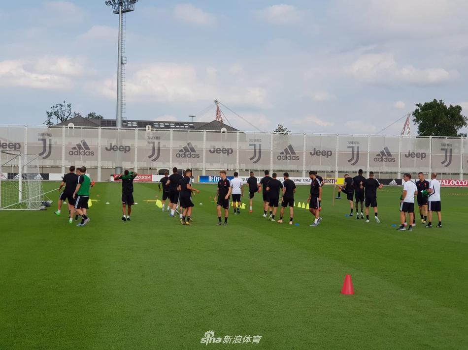 萨里尤文首训！小将布冯抢镜