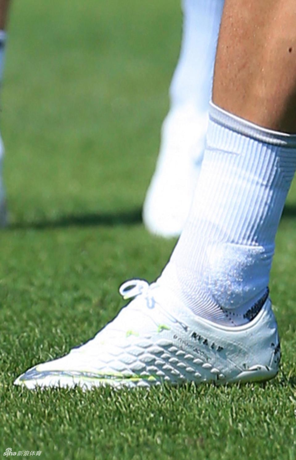 英格兰训练备战 凯恩秀新战靴