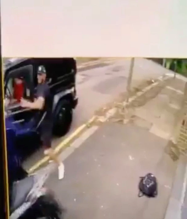 惊险！厄齐尔遭持刀歹徒追砍