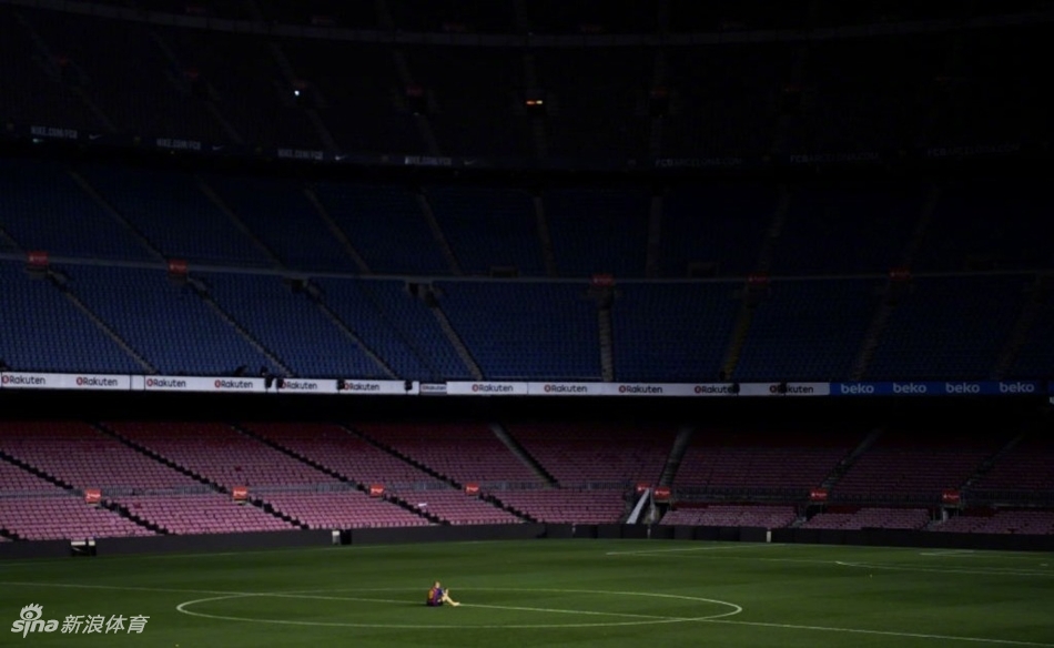 看哭！伊涅斯塔独自久坐诺坎普