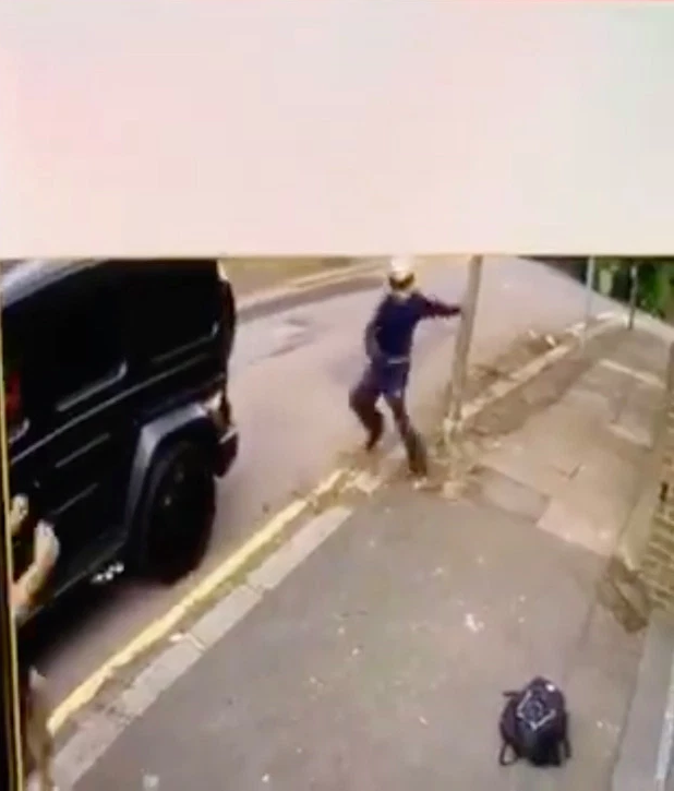 惊险！厄齐尔遭持刀歹徒追砍