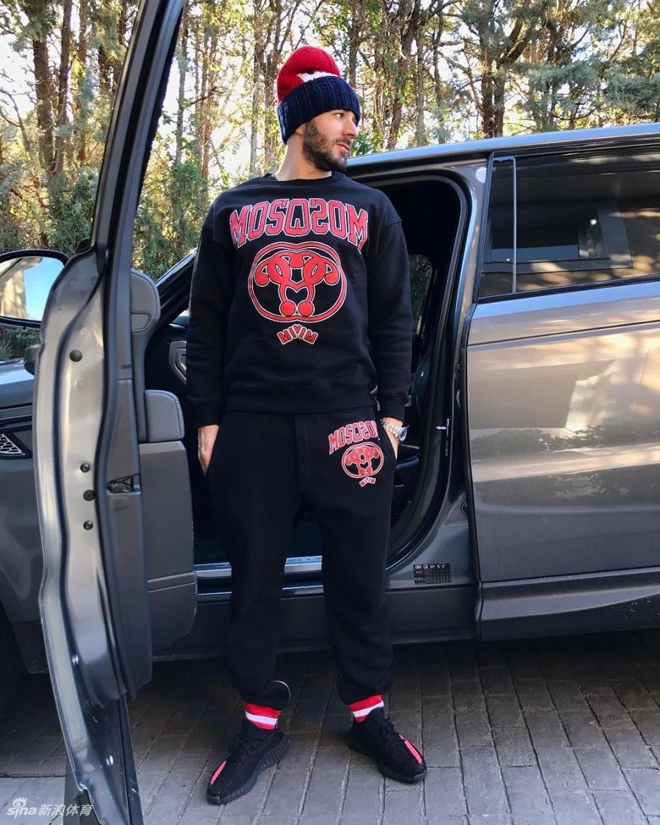 壕！来看看本泽马的豪车收藏