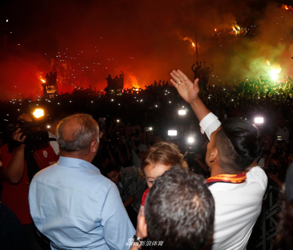 2.5万球迷喜迎强援 场面太震撼