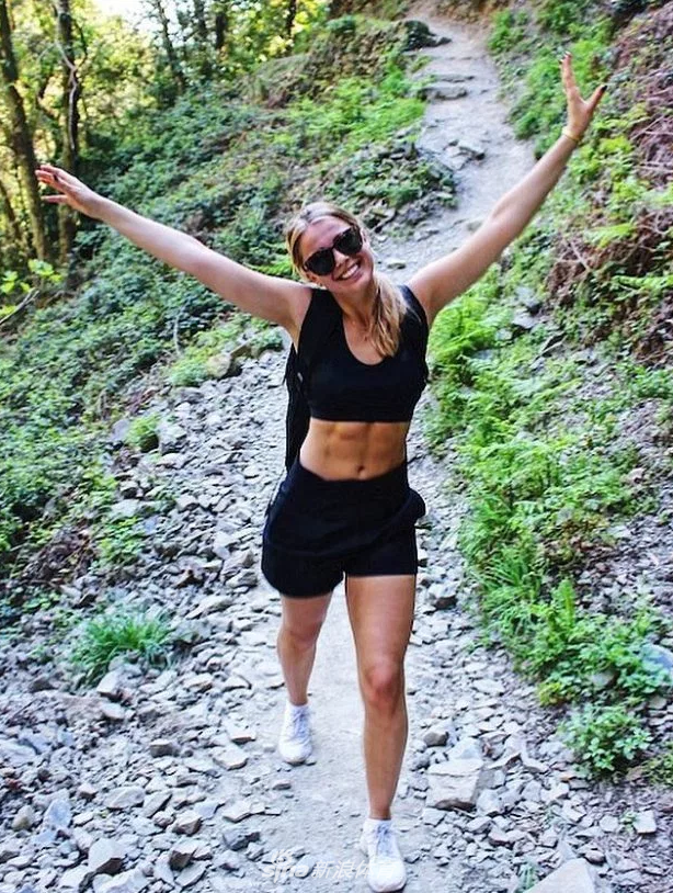 悍将拥美娇妻 魔鬼身材浅笑撩