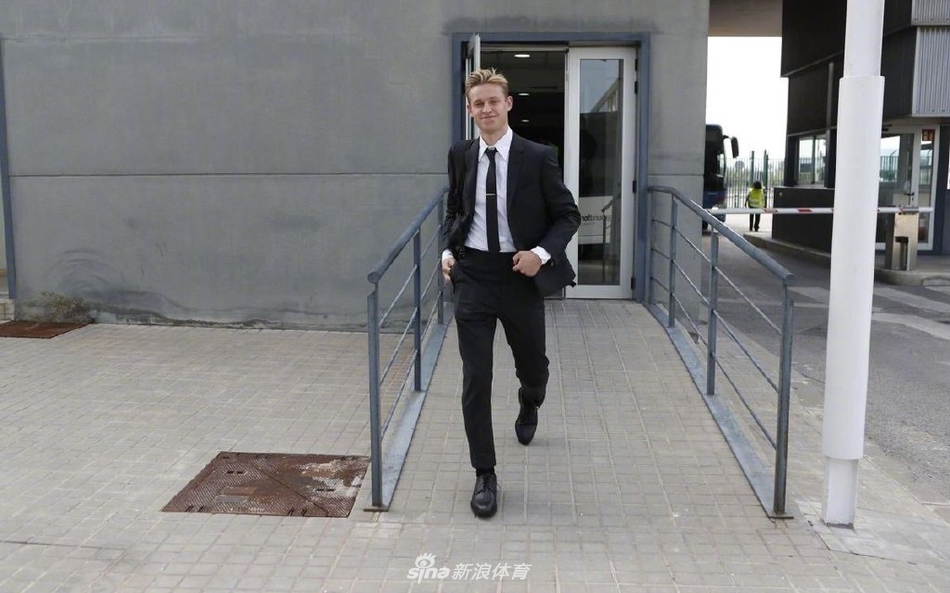 梅西回归！巴萨西装队出征欧冠