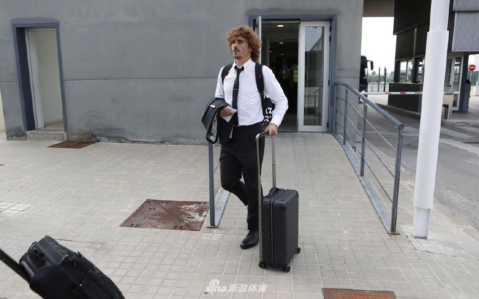 梅西回归！巴萨西装队出征欧冠