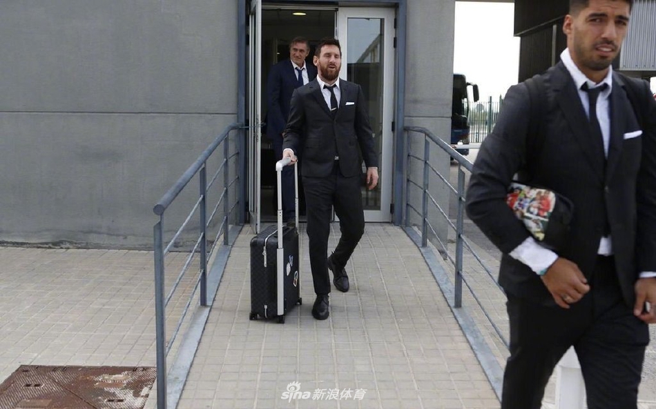 梅西回归！巴萨西装队出征欧冠