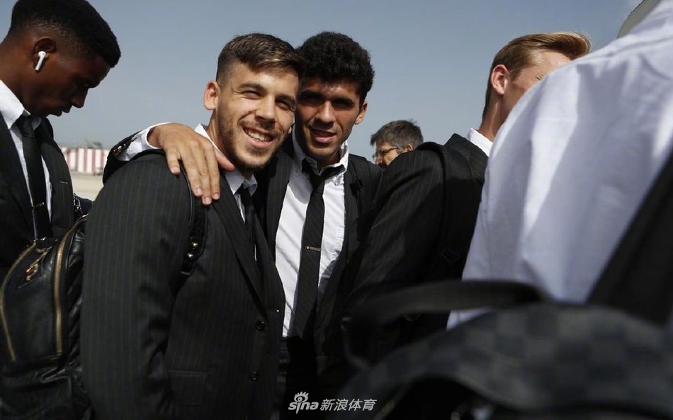 梅西回归！巴萨西装队出征欧冠