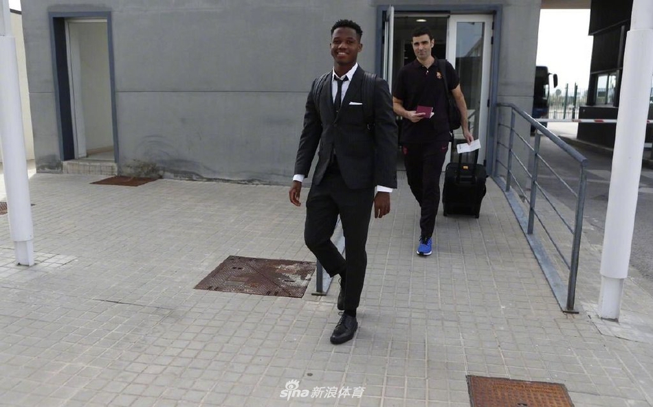 梅西回归！巴萨西装队出征欧冠