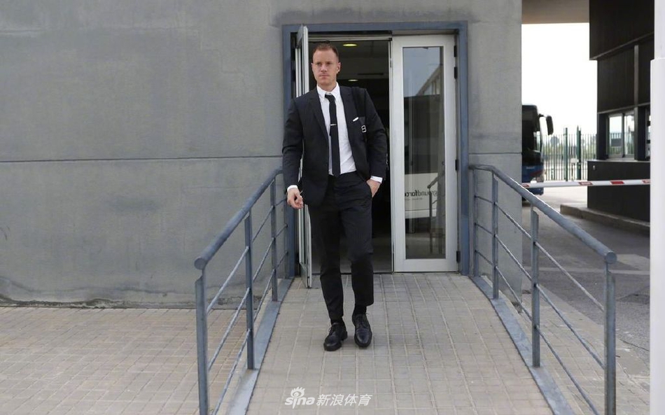 梅西回归！巴萨西装队出征欧冠