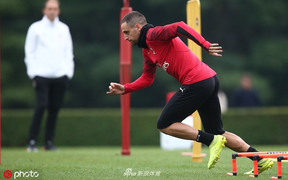 AC米兰训练备战 众将神情严峻