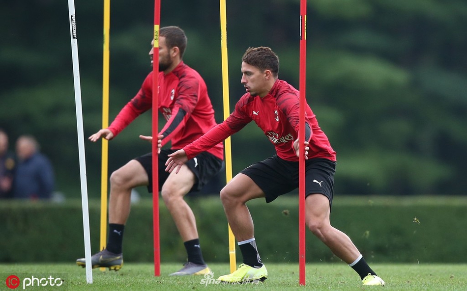 AC米兰训练备战 众将神情严峻