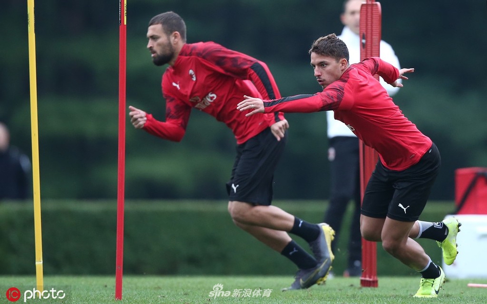 AC米兰训练备战 众将神情严峻