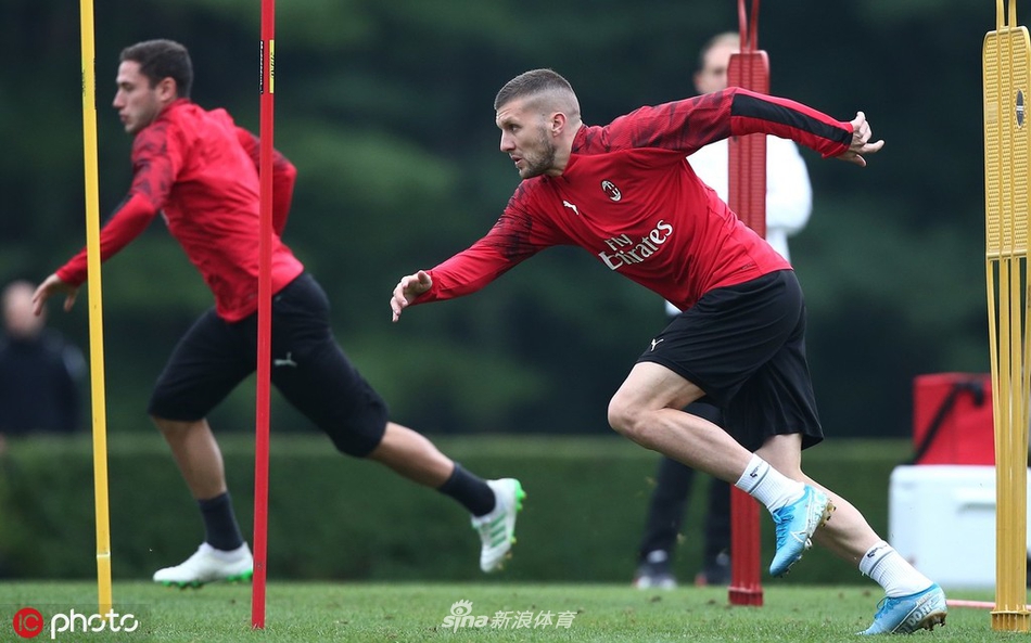 AC米兰训练备战 众将神情严峻