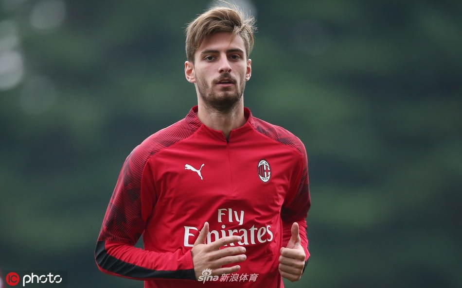 AC米兰训练备战 众将神情严峻