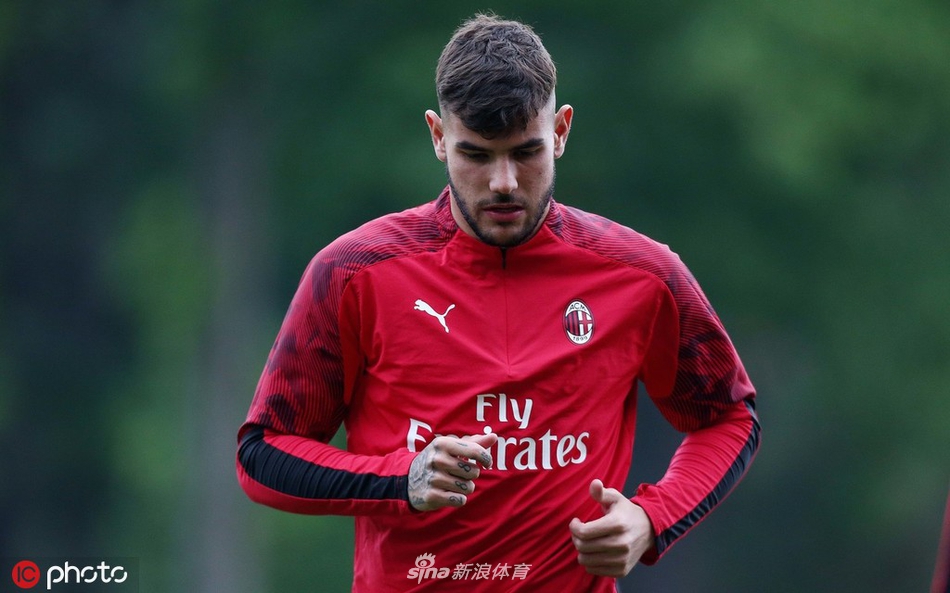 AC米兰训练备战 众将神情严峻