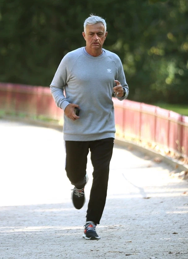 穆帅独自在公园锻炼 瞧这身手