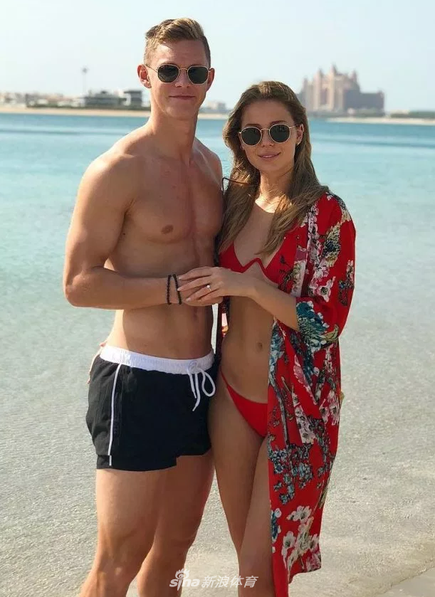 悍将拥美娇妻 魔鬼身材浅笑撩