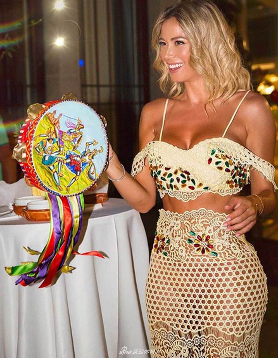 火辣身姿！美女主播泳池生日趴