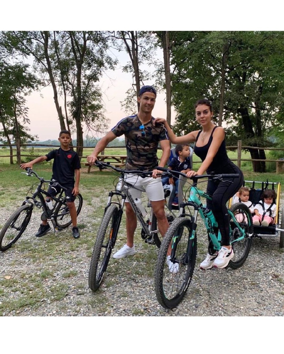 C罗幸福家庭日 真人生赢家啊